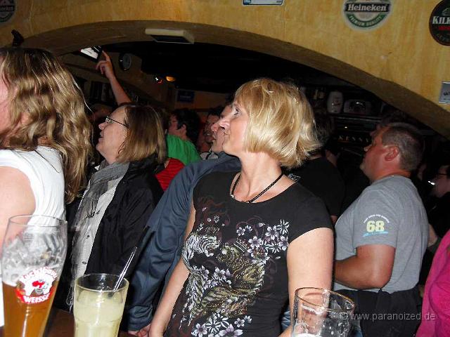 2011 Hands up at Kilians 047.jpg - Volle Aufmerksamkeit und eine Hand in der Luft